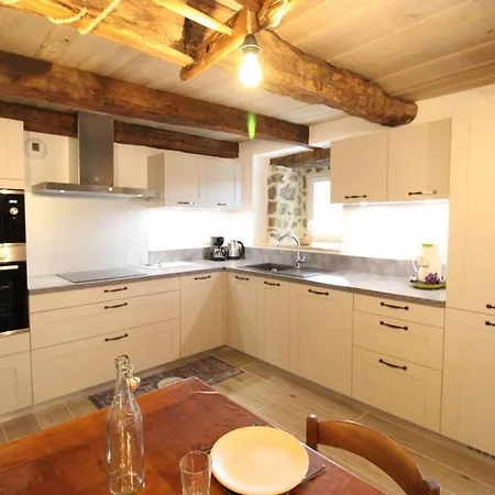 Maison De Caractere Renovee Avec Jardin, Terrasse, Cheminee Et Equipements Modernes Au Coeur De La Chataigneraie - Fr-1-742-555 *